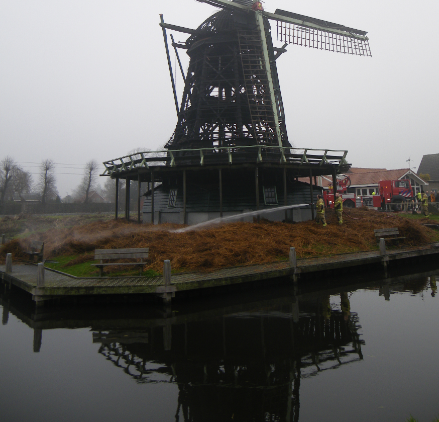 m0lens's tweet image. De Hollandsche Molen wil vuurwerkvrije zones rond molens. “Elk jaar leven moleneigenaren &amp;amp; molenaars in angst dat hun molen in brand vliegt door vuurwerk. Molens zijn uniek, kostbaar, kwetsbaar Nederlands erfgoed en vragen extra voorzichtige omgang" Zie pb molens.nl