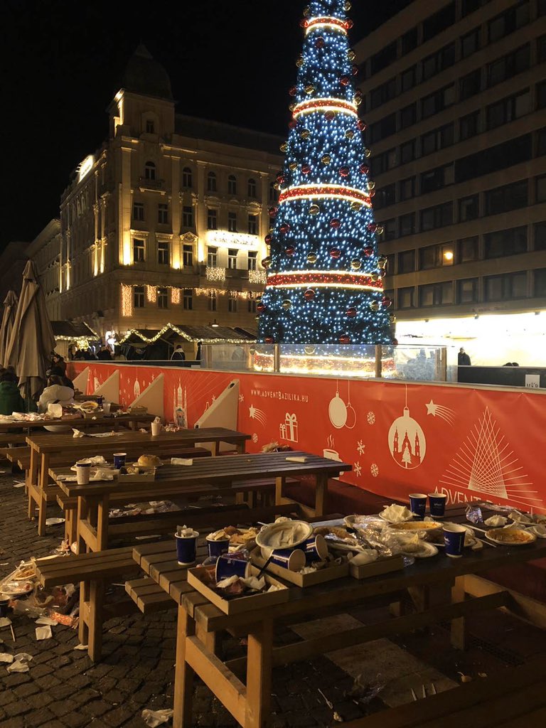 Atanas_Politov's tweet photo. @monanicoara That was Budapest Christmas market on 26th https://t.co/k2igwgUSdo