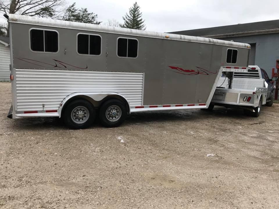 halessss_'s tweet photo. Okay so I need this thing sold ASAP!
💥 2005 Featherlite 3 horse trailer💥
•new tires
•drop down windows 
•recently checked and packed barrings 
•10k or best offer
retweet plz!! https://t.co/AFnUffPsl2