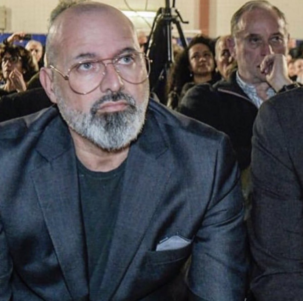 sbonaccini's tweet photo. BORGONZONI HA SCELTO, MEGLIO RESTARE A ROMA PERCHÉ NON SI SA MAI. Cara Lucia ti ringrazio per la chiarezza: non ti dimetti e resti senatrice, tieni aperta la porta per Roma nel caso dovessi perdere, invece di rimanere qui a guidare l’opposizione. Giusto gli elettori lo sappiano https://t.co/TeJvglSxM0