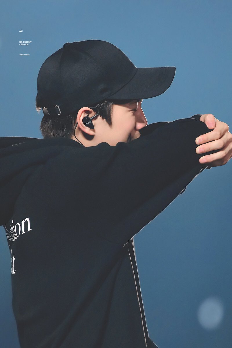 MRBRIGHTSIDE94's tweet photo. "อย่าเลิกกันเลยนะ"                      "*ใจแข็ง*" https://t.co/LwOaxpUMuK