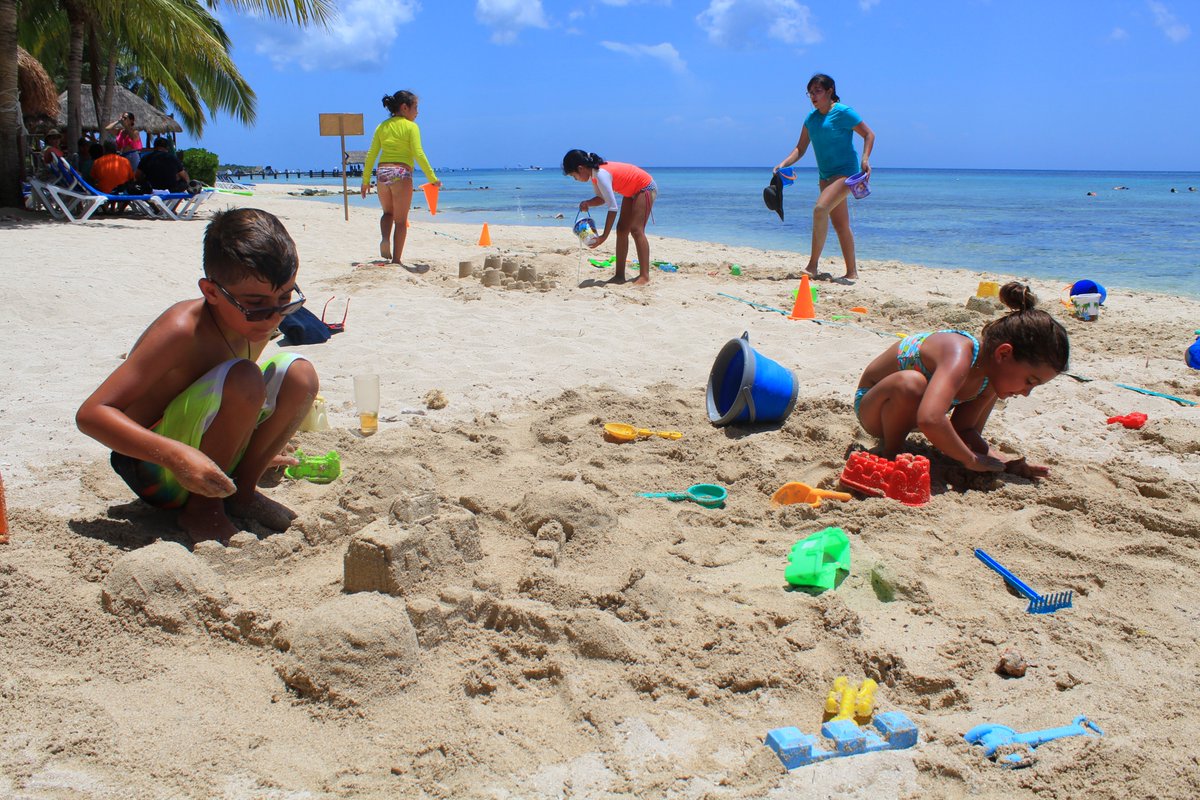 SunscapeSabor's tweet photo. From sand castle contest to fire show in the night. Our #SunscapeEntertainment team offer you daily night and daytime activities. https://t.co/g3CTLZLZuT