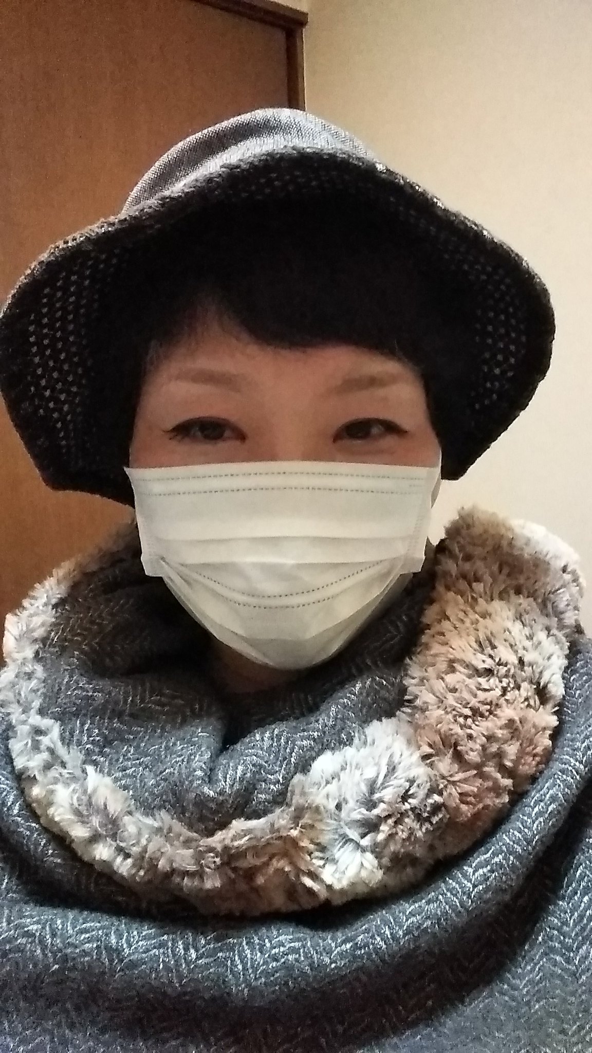 ぬこ吉 猫公方 去年一度も化粧しなかった女が 椎名林檎さんに寄せるという新春一発芸を夫に披露 所要時間40分くらい 道具はいつから使ってるのかわからない化粧品 加工 照明ゼロ 自撮り なかなか楽しかった 夫に 似てる似てる と言われたし