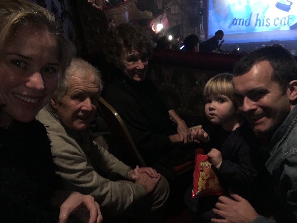 EllyRothnie1's tweet photo. Family selfie ⁦@HackneyEmpire⁩ for #hackneypanto having a ball! https://t.co/p6A2zRxTc2