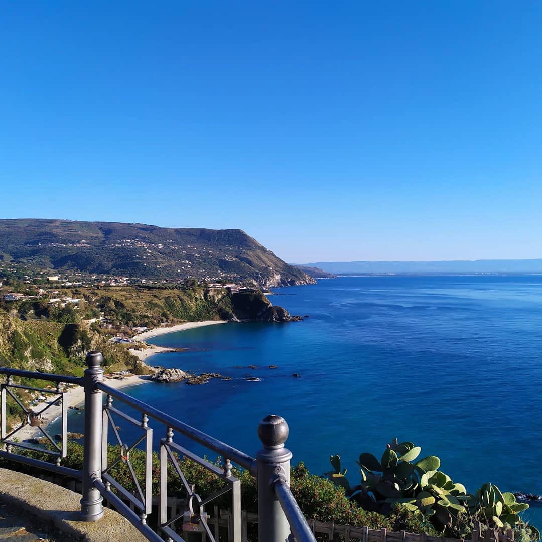 calabriaonline's tweet photo. Prima di rientrare in ufficio un saluto #live a tutti gli amici! #2gennaio di ☀️ splendente lungo la #CostaDegliDei. 📸 @ProntoEstate #Calabria per #meteoscatto e #marelive @3BMeteo. #SudItalia #Sapevatelo #FacciamoRete https://t.co/2twotkLro8
