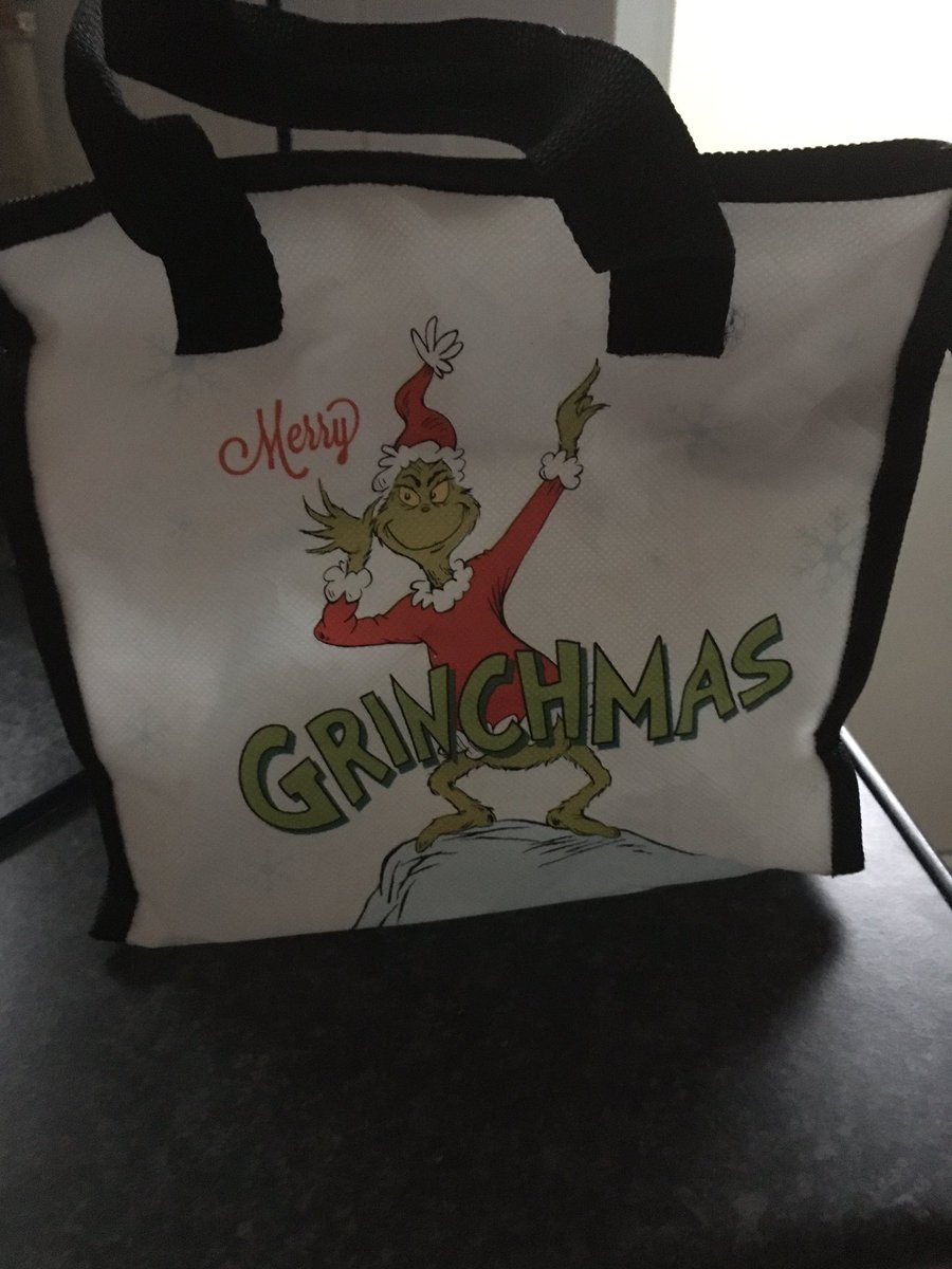 SiobhanMeehan6's tweet photo. As if my handbag for a night out was this packed lunch bag from @Primark I’m so ashamed... things you do when your drunk 🥴 😂 trend setter for #bury #manchester #drunkthings https://t.co/yKRkrsZDyq