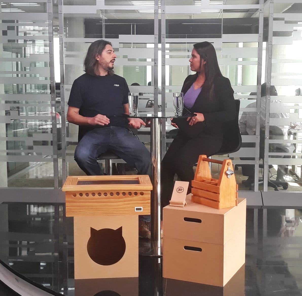 canalpropy's tweet photo. Un emprendedor se posiciona en el mercado con taller de carpintería donde trabajan en diseños innovadores. “El desafío más grande fue llegar al cliente, en Paraguay cuesta porque no tenemos una cadena de distribución como en otros países”, Juan Lezcano del Taller JJ #PROFLASH https://t.co/b9r5B9O4qX