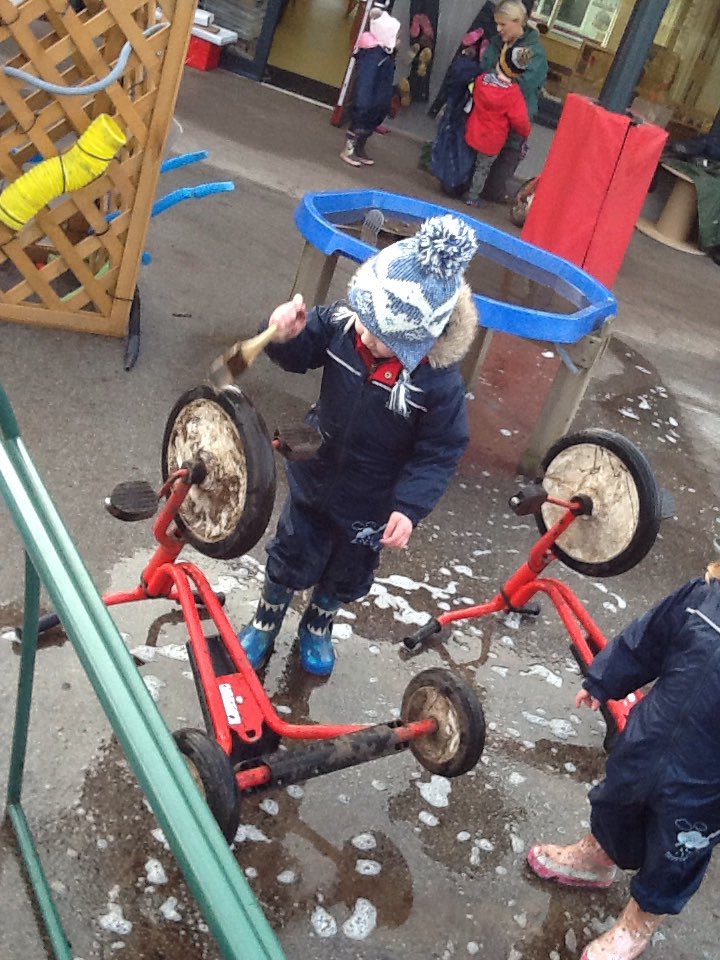 Ashbridge2to3's tweet photo. Ladybirds have been to the bike wash this morning and getting some petrol at the pump. We have been developing our mathematical language using various boxes this afternoon. @ashbridgeschool #imaginationisthekey #earlymaths https://t.co/mVaPoZJckW