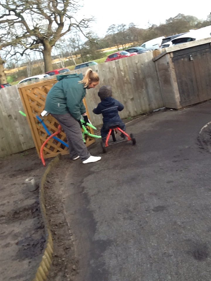 Ashbridge2to3's tweet photo. Ladybirds have been to the bike wash this morning and getting some petrol at the pump. We have been developing our mathematical language using various boxes this afternoon. @ashbridgeschool #imaginationisthekey #earlymaths https://t.co/mVaPoZJckW