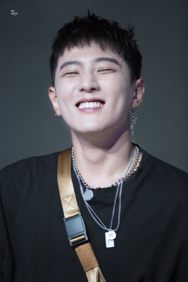 junbobz's tweet photo. feliz cumpleaños mi amor, espero que siempre tengas esa sonrisa en tu rostro, espero que siempre seas feliz, eres una luz para el mundo y nunca voy a dejar de estar agradecida por tu existencia. Te amo #SunshineDonghyukDay https://t.co/SJj0eID7rB