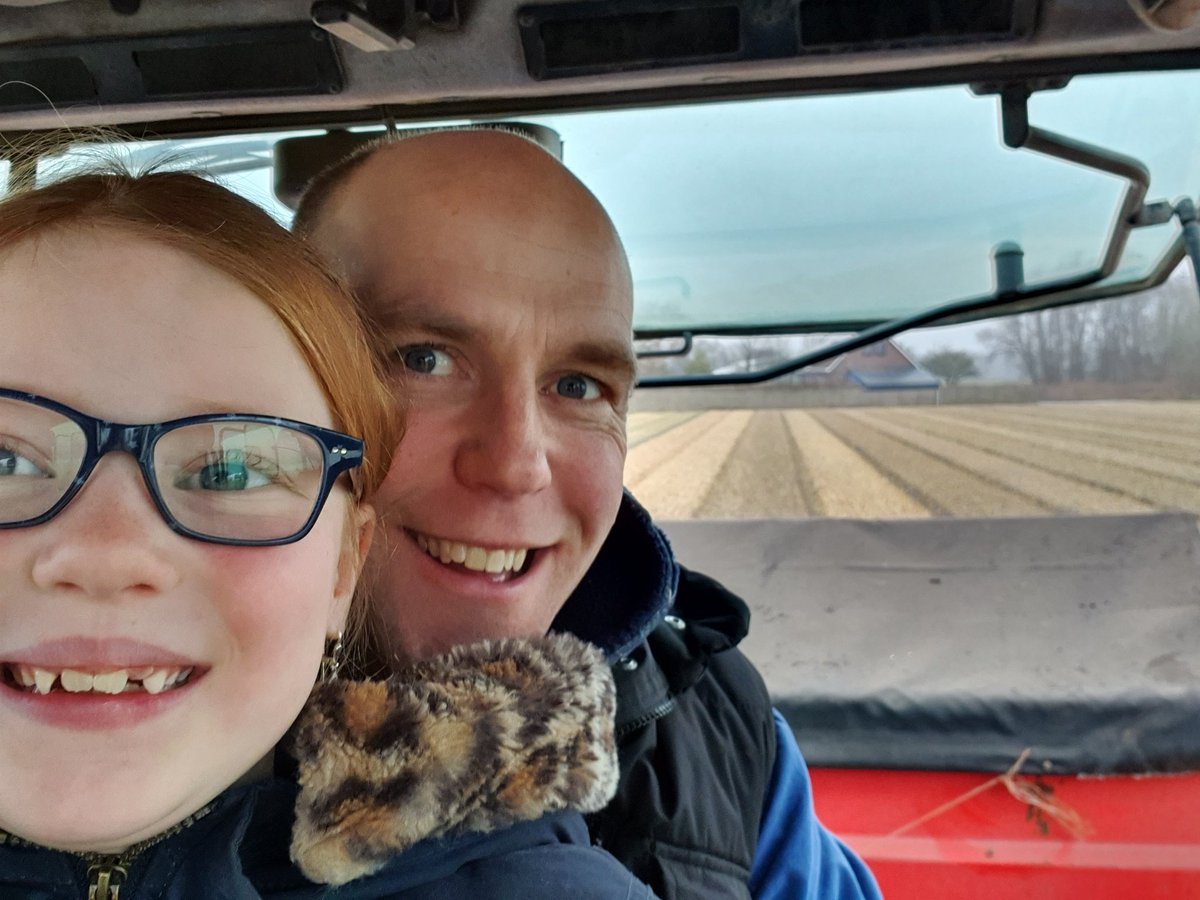 De narcissen krijgen voer, van een heel gezellige hulpboer! #narcissen #bloembollen #toettoet