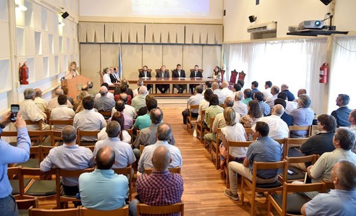 COLSECOR's tweet photo. El gobernador de #LaPampa @ZiliottoSergio se comprometió a impulsar #Empatel. Lo hizo en una reunión con cooperativistas, antes de finalizar el 2019.

https://t.co/AgCwwY6aJu https://t.co/ufbO2EIWZo