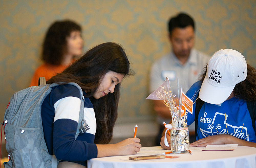 UTexasStudents's tweet image. Check out how @UTAustin expanded the #FirstGenLonghorns recognition ahead of the national celebration: bit.ly/FirstGenCelebr…  #FirstGenForward #LivingtheLonghornLife #UTFallRecap