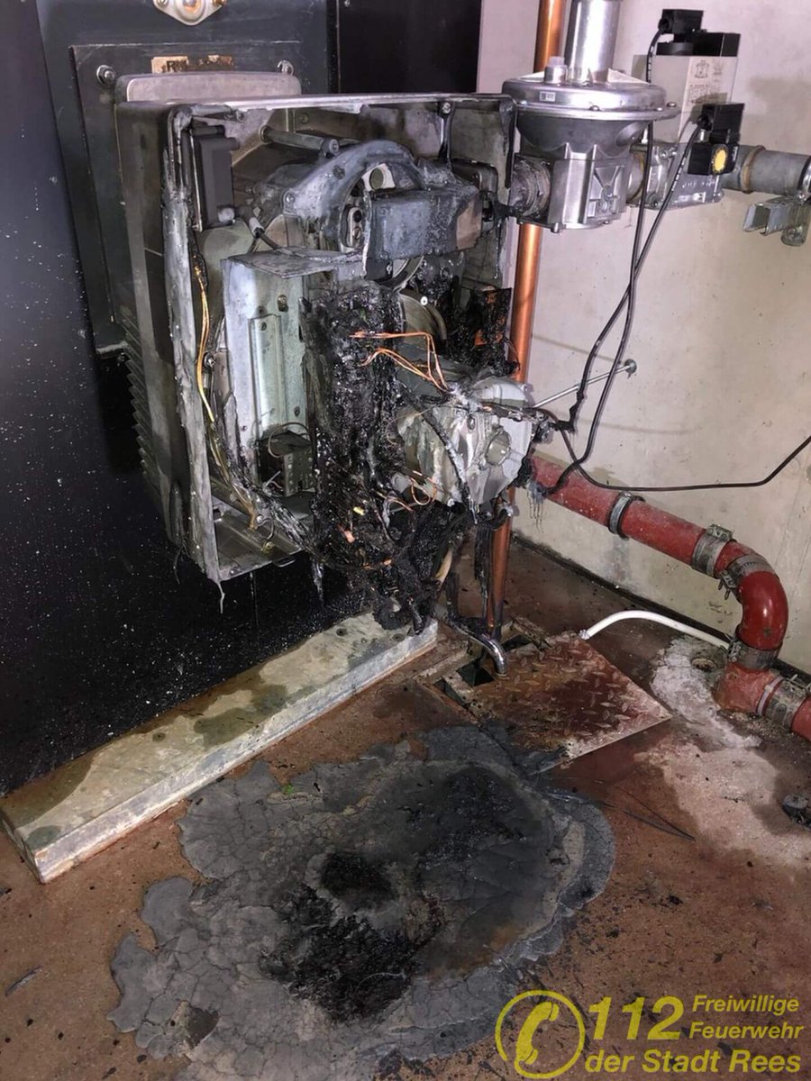 Ein frohes Jahr 2020 wünschen wir Euch, liebe Follower! 🍀🎉 Wir hoffen Ihr seid gut rüber gekommen.
Die Löschzüge Millingen, Bienen und Rees waren bereits am gestrigen Vormittag zur Hospitalstraße zu einer aufgelaufenen… feuerwehr-rees.de/2020/01/02/bra…