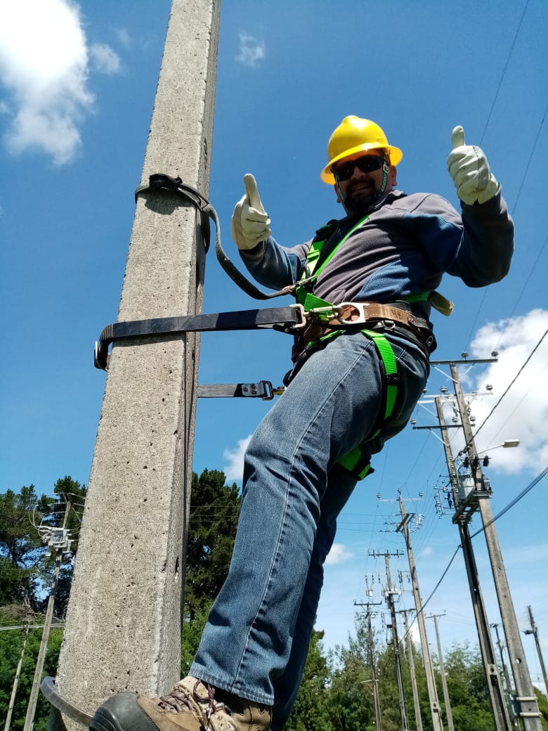 ONGCanales's tweet photo. 📌¡Los profes también se perfeccionan!  👩‍🏫👨‍🏫Gracias a la @CamaraCChC profesores de la Especialidad de Electricidad del Liceo Industrial de #Osorno realizaron una pasantía docente en la escuela de linieros de @saesa  ⚡️ https://t.co/ilT6RHBm0N