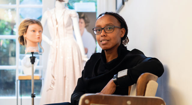 // ANKO Kapperszaken interviewt docent Denise ✂️ // Voor docent Denise is er niets mooiers dan bruidjes laten schitteren op de mooiste dag van hun leven. Aan ANKO Kapperszaken vertelt ze hier meer over bit.ly/2tk2Msr #kappersakademie #blog <a href="/KoninklijkeANKO/">ANKO</a>