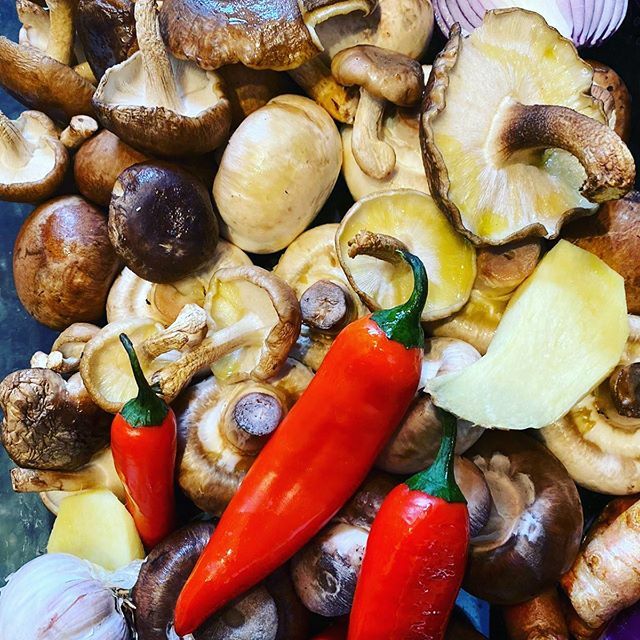 thinklovevegan's tweet photo. Idan made some amazing baked mushrooms, chilli, garlic and onion, just simple, natural and delicious food. Thank you @communicatewhatyoufeel 🙏 https://t.co/XAMFCEgqAi