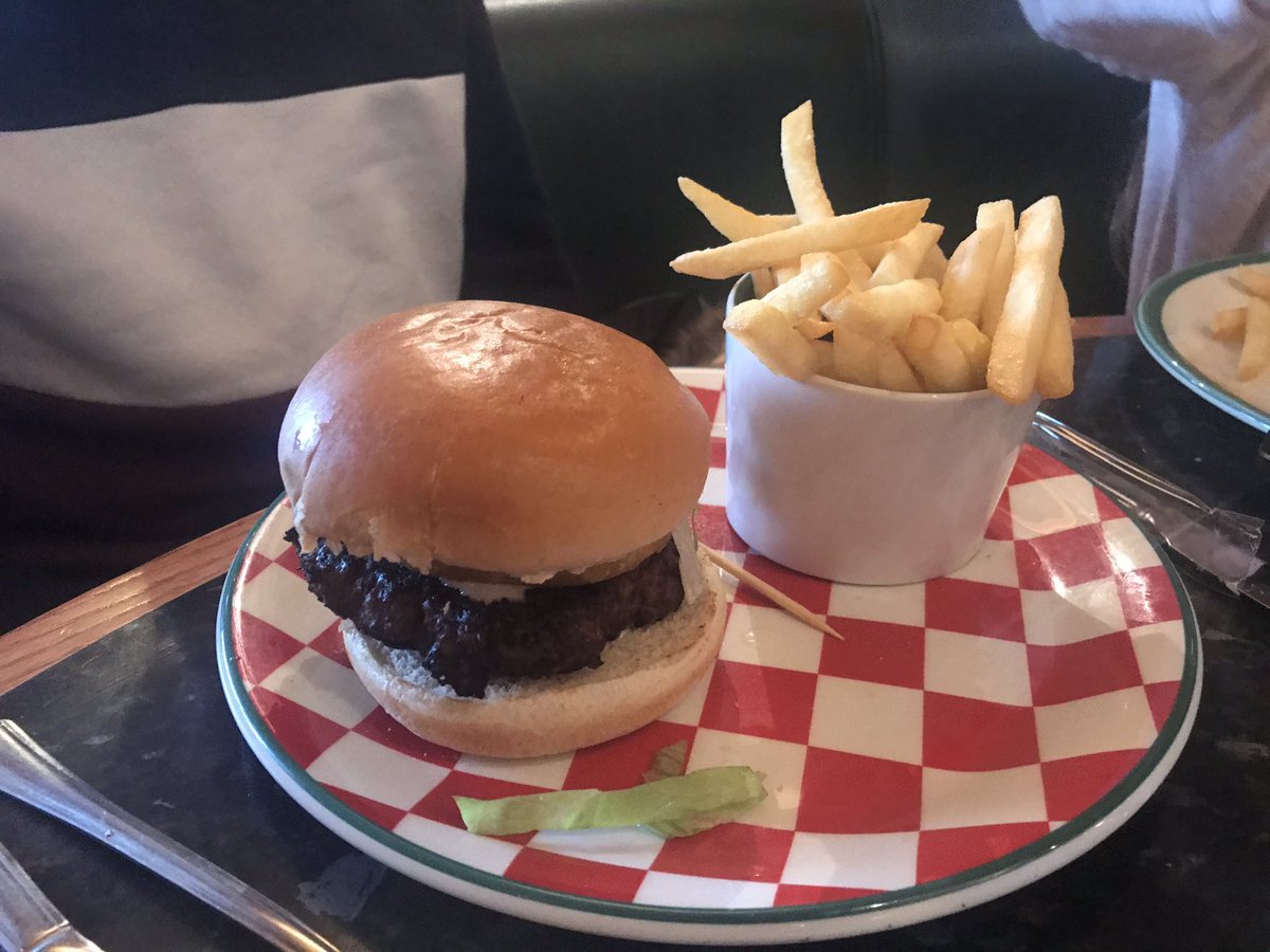 Ceri_Ann16's tweet photo. £14.99 for this meal... @frankienbennys so overpriced. Staff lovely and Pollo Pepperoni Pasta was tasty... so disappointed in this black and blue burger meal for this price. #badfood #overpriced #disappointed https://t.co/8mAcg8i9c8