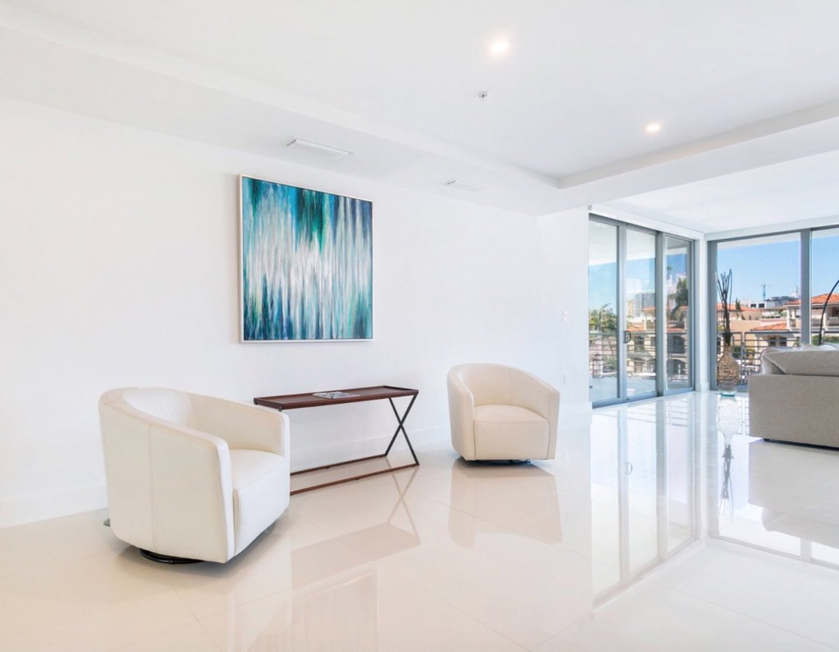 With modern finishes throughout, units at AquaVue have unlimited possibilities. To learn more, please call our sales center at (954) 530-7116.