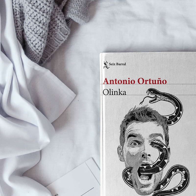 OLINKA de @AntonioOrtugno <a href="/Seix_Barral/">Seix Barral</a>

La construcción de una utópica urbanización para científicos y artistas sirve como trasfondo para revelar una realidad en la que reina la corrupción. 

#AltamiraLibros Envíos a todo #EEUU
altamiralibros.com/libro/olinka_2…