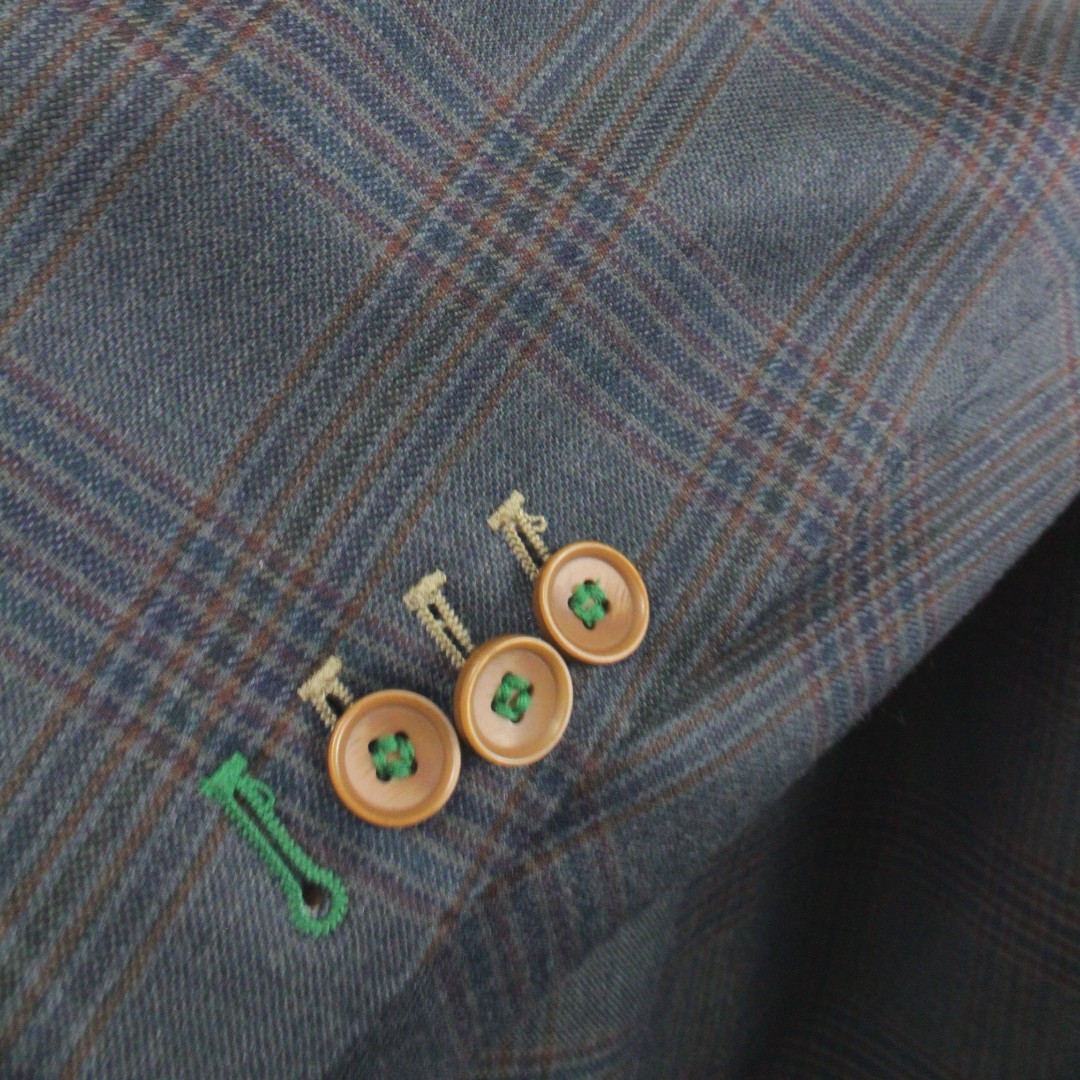USClothier's tweet image. Hello, Green! The buttons on this sport coat's sleeve are functional and add personality. 

#TGCustom #CustomMensSuits #SportsCoat