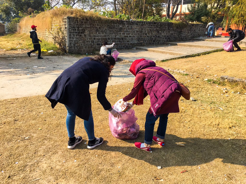 5mailay's tweet photo. Due to the collective efforts of a big group, we made a huge difference to Argentina Park in just 1 hour!
There’s power in numbers! Do YOUR part & join us for weekly safai drives.
Happy to have ended 2019 on a great note!
#5mailay #safaidrive #safaiheroes #keepislamabadclean https://t.co/BxJj086uIB