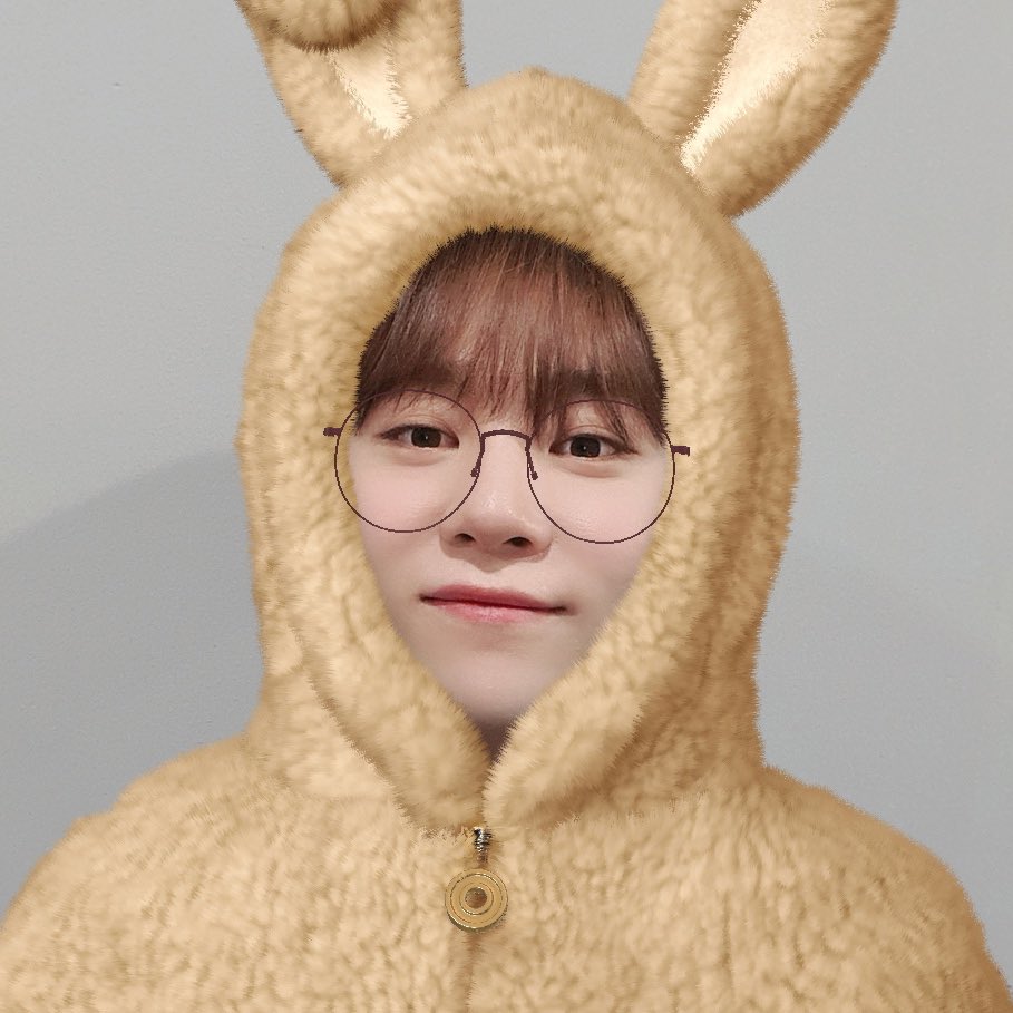 pledis_17's tweet photo. [17'S 승관] 캐럿들은 매운 음식 먹을 때 승관이 보면서 먹는다면서요?🤔 울 뿌가 올리브유보다 부드럽고 식빵보다 포근하고 세상 스윗하니까~🍯 

스윗뿌와 함께하는 목요일 밤은 언제나 쏘 허니😘

#새해_첫_뿌요일의_뿌랑둥이🧡
#오늘은_토끼뿌와_함께_굿나잇🌙 https://t.co/8gMVjJjRhy