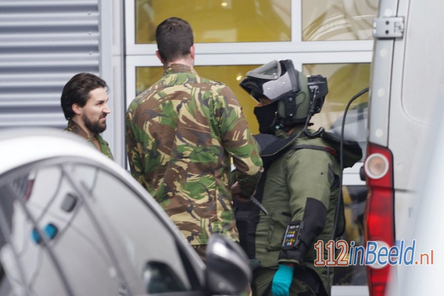 Verdacht pakket afgeleverd bij Mercedes-dealer in #Rotterdam. 112 in Beeld.