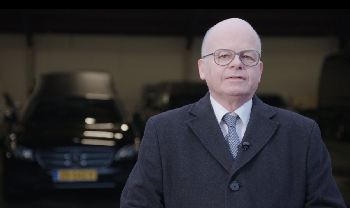 Jongens in Ede gooiden knalvuurwerk naar uitvaartondernemer Hans van de Weerd toen hij voor een rouwstoet uitliep. 
"Ik vond het heel erg voor de familie. Respectloos."
De normloosheid rond Oud en Nieuw in <a href="/Nieuwsuur/">Nieuwsuur</a> om 21:30 op NPO2.