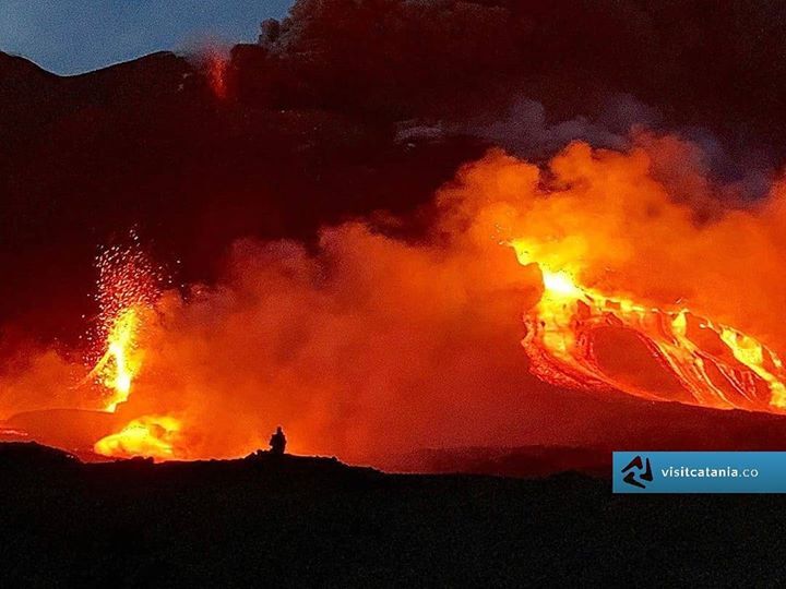 Descrivere la bellezza di un'eruzione parole sarebbe davvero riduttivo. 

Grazie a @vincigreco per questa bellissima foto!
🔸Taggaci anche tu: gli scatti migliori verranno pubblicati nella nostra galleria 😁📷
➖➖➖➖➖➖
#visitsicily #visitcatania #sicilianinsta #volgocatania