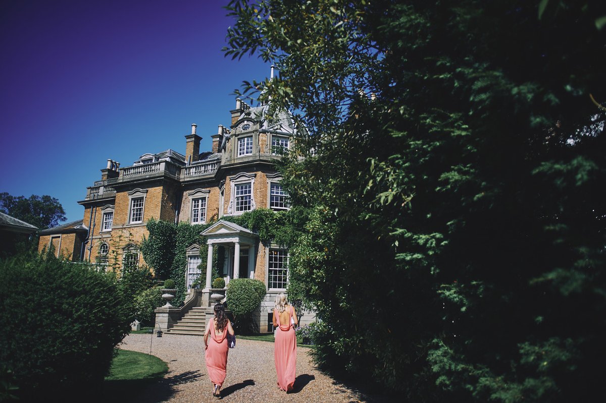 What an absolutely delightful wedding at Hampton Court House. A very special day captured perfectly by <a href="/BethC_Weddings/">Bethany C Weddings</a> thanks for the pictures guys! #weddingideas #NewYearsResolution pic.x.com/rJP82Osdtt