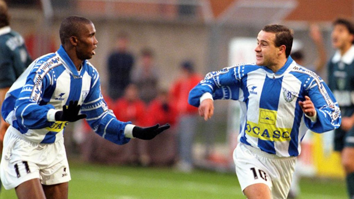 ⚽️ Eto'o y Alfredo celebrando un gol del Leganés, en la temporada 97/98. 

📋 El delantero camerunés y el centrocampista madrileño coincidieron una temporada en el cuadro pepinero, junto a otros como Llorens, Catanha, Unanua, Mesas y Moj.