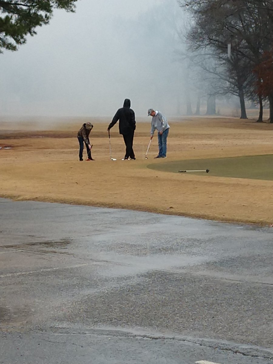 tabi_jo's tweet photo. @DrTCabot @cabotsd @CHSGolfTeam #dedication raining and 48 degrees https://t.co/XQguoDxh5f