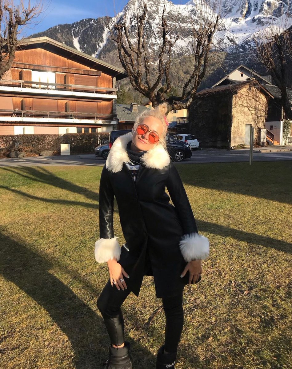 BritishFur's tweet photo. Bringing the winter sun, @pixielott knows how to look amazing in her @charlottesimone Chloe coat! 🖤❄️ #pixielott #charlottesimone #mountainlife #sustainablefashion https://t.co/GC1VaGsSu7