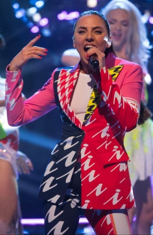Stunning Queen 👑😍 <a href="/MelanieCmusic/">Melanie C / Mel C</a> at <a href="/TheGNShow/">Graham Norton Show</a> w/ <a href="/SinkThePinkLDN/">Sink The Pink 🏳️‍🌈</a> Love this (Italian 🇮🇹) outfit made by <a href="/Graham_Cruz/">Graham Cruz</a> <a href="/iceberg/">Iceberg Vodka</a> 🔥🔥🔥