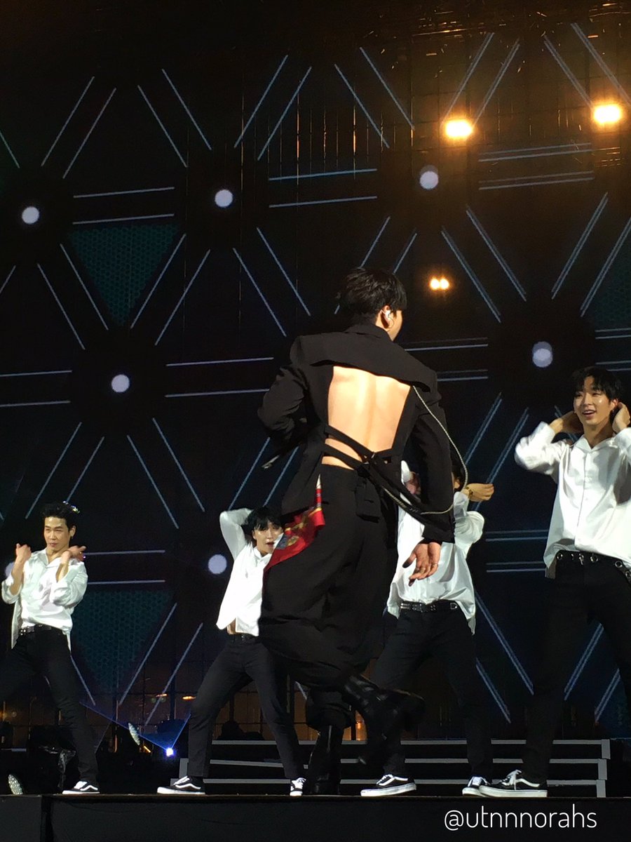 utnnnorahs's tweet photo. 191231 Taipei 
Look at his back 🤩🥰
#Taipei
@AllRiseSilver @donghae861015 
#superjunior #슈퍼주니어 
#은혁 #이혁재 #eunhyuk #leehyukjae #ウンヒョク #銀赫 #李赫宰 
#동해 #이동해 #donghae #leedonghae #ドンへ #東海 #李東海 #superjuniorDnE #赫海 #DnE https://t.co/jFYMGTSIQd