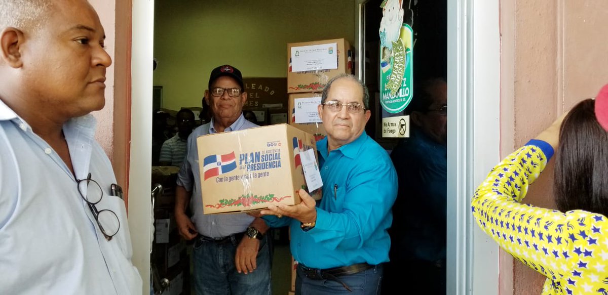 PLCM_RD's tweet photo. Equipo administrativo del Proyecto La Cruz de Manzanillo, encabezado por el Ing. Rafael Cruz Robles Administrador general, Fanny Then, Pepe Faña entregan cajas navideñas a los empleados del #PLCM.  #FelizAño2020 #AgriculturaTrabaja https://t.co/Gs2RtWoJFm