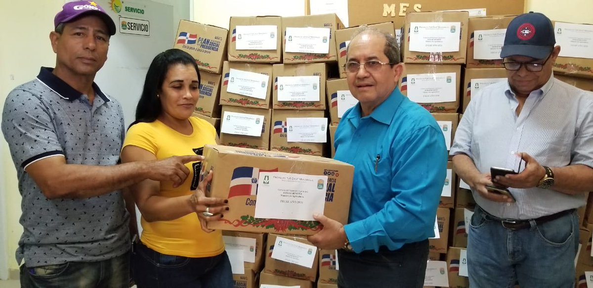 PLCM_RD's tweet photo. Equipo administrativo del Proyecto La Cruz de Manzanillo, encabezado por el Ing. Rafael Cruz Robles Administrador general, Fanny Then, Pepe Faña entregan cajas navideñas a los empleados del #PLCM.  #FelizAño2020 #AgriculturaTrabaja https://t.co/Gs2RtWoJFm