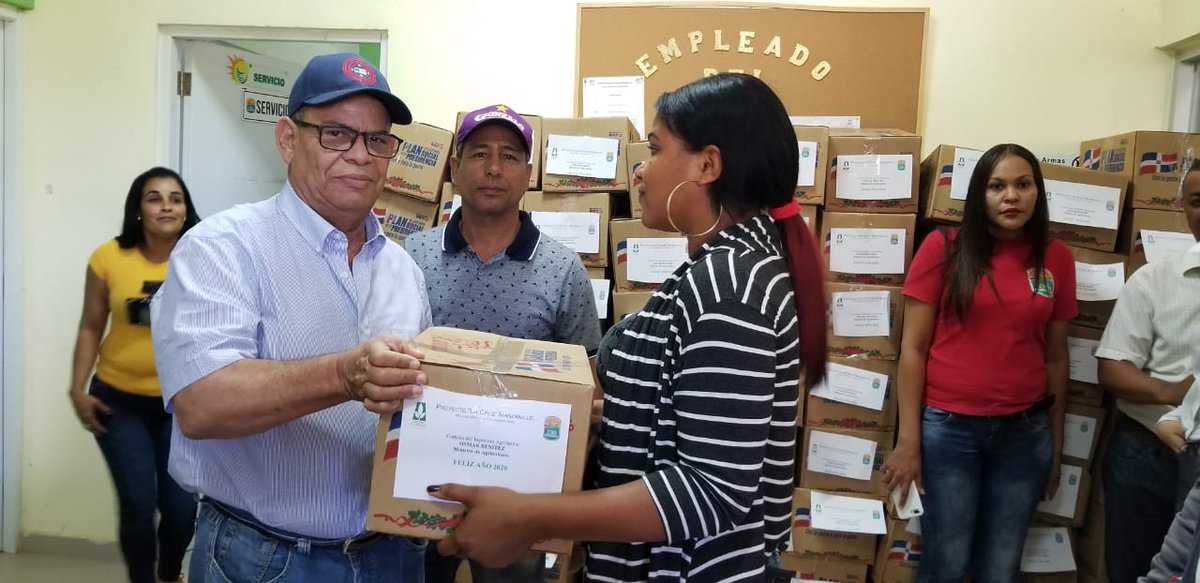 PLCM_RD's tweet photo. Equipo administrativo del Proyecto La Cruz de Manzanillo, encabezado por el Ing. Rafael Cruz Robles Administrador general, Fanny Then, Pepe Faña entregan cajas navideñas a los empleados del #PLCM.  #FelizAño2020 #AgriculturaTrabaja https://t.co/Gs2RtWoJFm