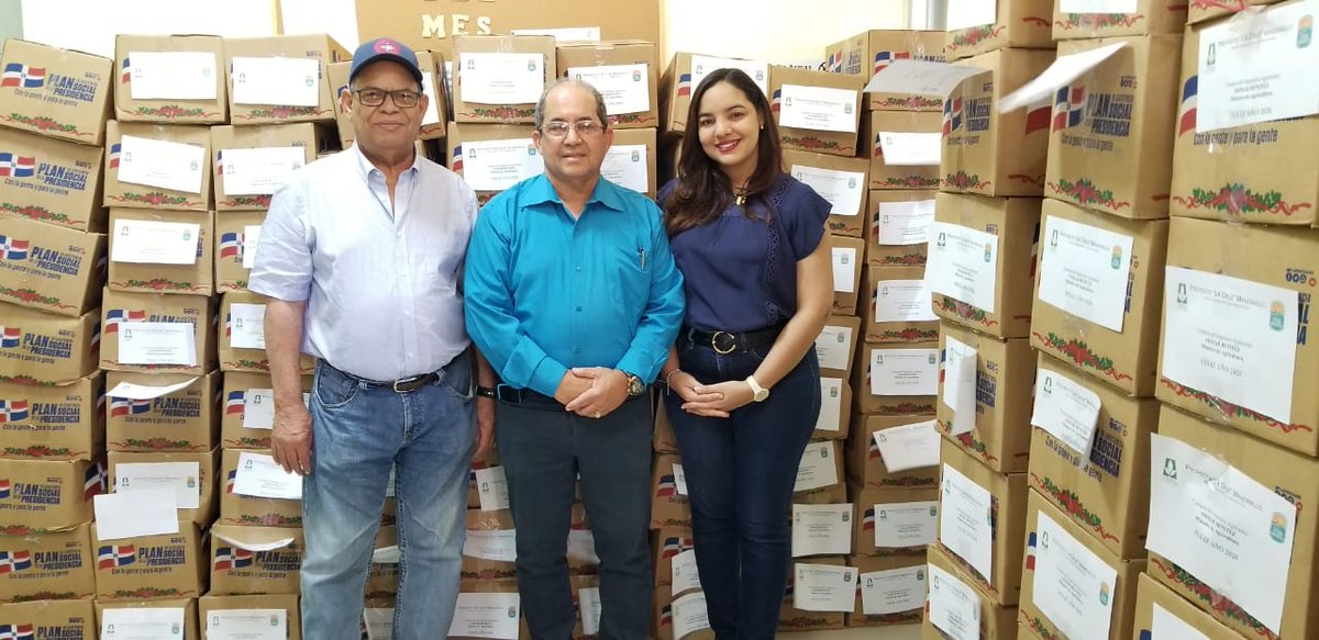 PLCM_RD's tweet photo. Equipo administrativo del Proyecto La Cruz de Manzanillo, encabezado por el Ing. Rafael Cruz Robles Administrador general, Fanny Then, Pepe Faña entregan cajas navideñas a los empleados del #PLCM.  #FelizAño2020 #AgriculturaTrabaja https://t.co/Gs2RtWoJFm