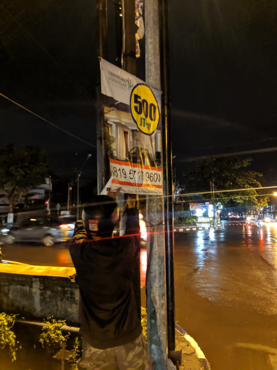 garuksampah's tweet photo. #mendadakgiat Klitih keliling kota, garuk #sampahvisual !
Maaf pak kami bawa sajam, buat nyopoti roundtag/reklame ilegal. (Rujukan: Perda no 23 th 2016)
cc:
@satpolppjogja
@PemkotJogja
@polresjogja https://t.co/1s7EM8v9j8