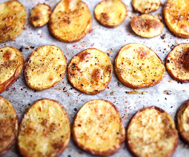 veganmisjonen's tweet photo. Lag et brett fullt av hverdagssnadder! CHUBBY CHIPS er som tykke potetchips. Sprø, gyllen skorpe utenpå - saftig og mykt potetkjøtt inni. 
https://t.co/2n23eP0Zgm https://t.co/XknMt3RQg1