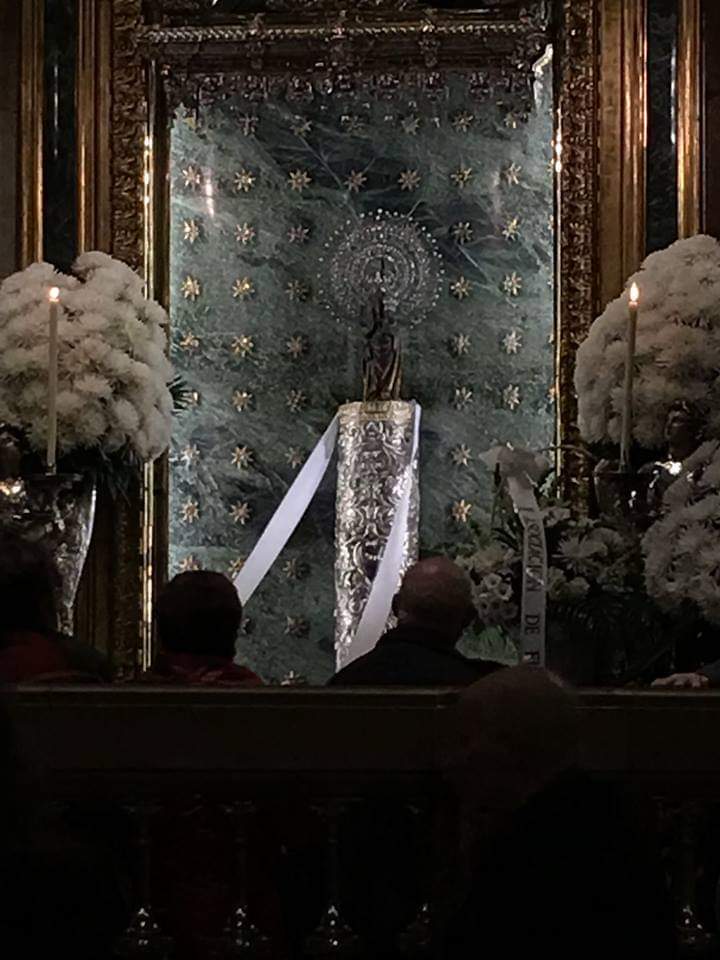 Hoy día 2 de enero conmemoramos la Venida de la Virgen del Pilar a Zaragoza y su aparición a Santiago apóstol y sus discípulos, a orillas del Ebro,... en una noche fría y oscura.... Desde entonces, esta Columna y su pequeña Virgen, aquí siguen, símbolo de amor y fraternidad...