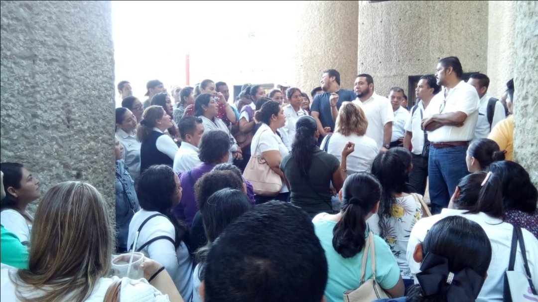 equipo_nuevo's tweet photo. Trabajadores del REPSS-TABASCO se presentan en instalaciones de @SSalud_Tab en busca de respuestas para la continuidad laboral y su acomodo en @INSABI_Mexico @Gobierno_Tab @Seguro_Popular @SEGOB_mx @lopezobrador_ #SeguroPopular #INSABI
#ETNSS https://t.co/OAmWFvSTVF