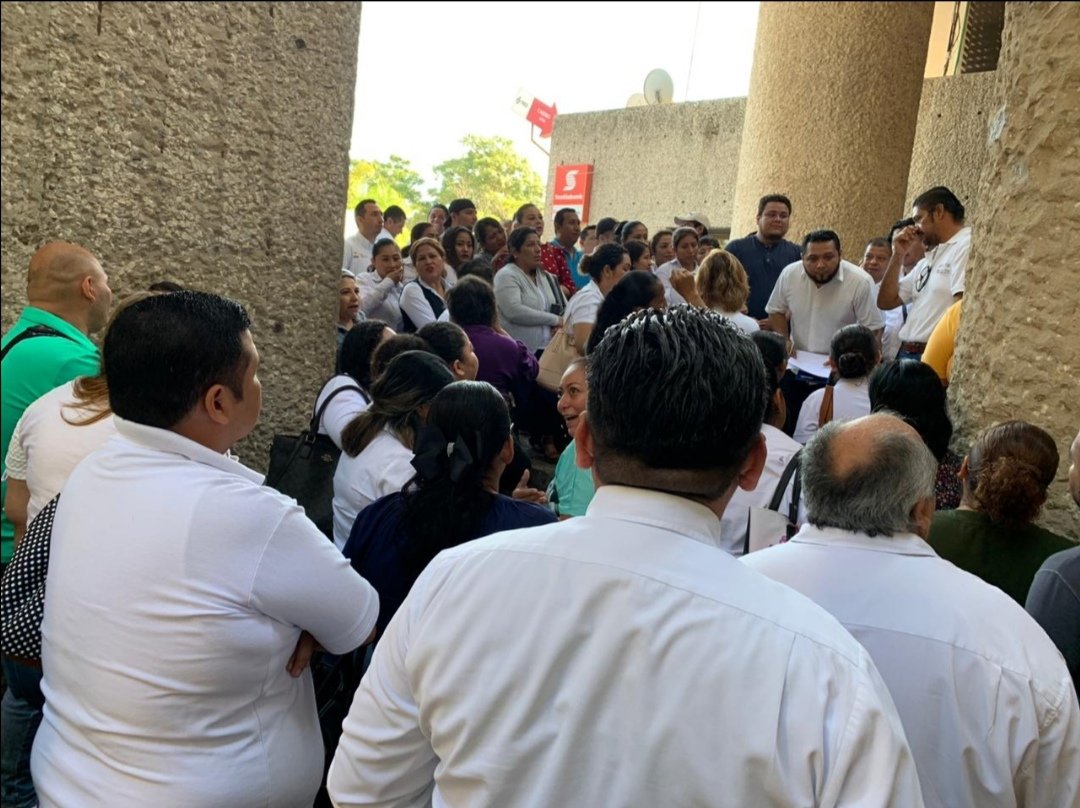 equipo_nuevo's tweet photo. Trabajadores del REPSS-TABASCO se presentan en instalaciones de @SSalud_Tab en busca de respuestas para la continuidad laboral y su acomodo en @INSABI_Mexico @Gobierno_Tab @Seguro_Popular @SEGOB_mx @lopezobrador_ #SeguroPopular #INSABI
#ETNSS https://t.co/OAmWFvSTVF