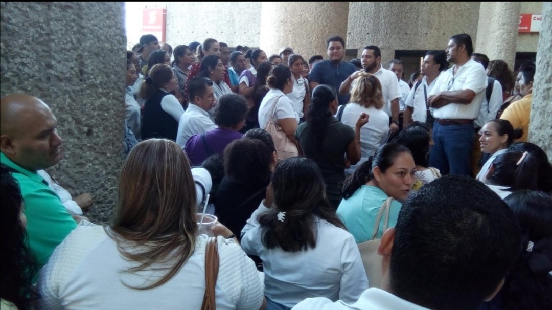 equipo_nuevo's tweet photo. Trabajadores del REPSS-TABASCO se presentan en instalaciones de @SSalud_Tab en busca de respuestas para la continuidad laboral y su acomodo en @INSABI_Mexico @Gobierno_Tab @Seguro_Popular @SEGOB_mx @lopezobrador_ #SeguroPopular #INSABI
#ETNSS https://t.co/OAmWFvSTVF