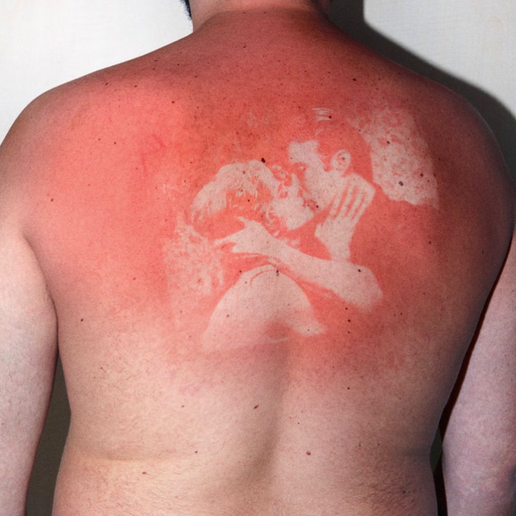 mqqqxim's tweet photo. Thomas Mailaender - Photography on skin using negatives and a uv lamp to ‘sunburn’ the old photos onto model’s bodies. https://t.co/jgYwHYxm7p