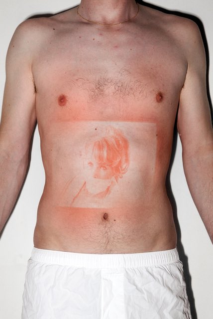 mqqqxim's tweet photo. Thomas Mailaender - Photography on skin using negatives and a uv lamp to ‘sunburn’ the old photos onto model’s bodies. https://t.co/jgYwHYxm7p