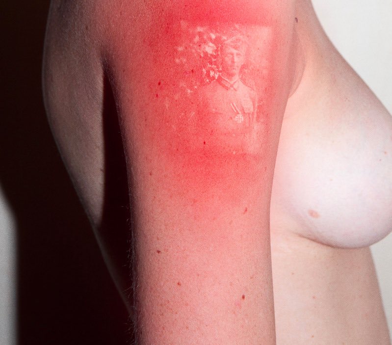 mqqqxim's tweet photo. Thomas Mailaender - Photography on skin using negatives and a uv lamp to ‘sunburn’ the old photos onto model’s bodies. https://t.co/jgYwHYxm7p
