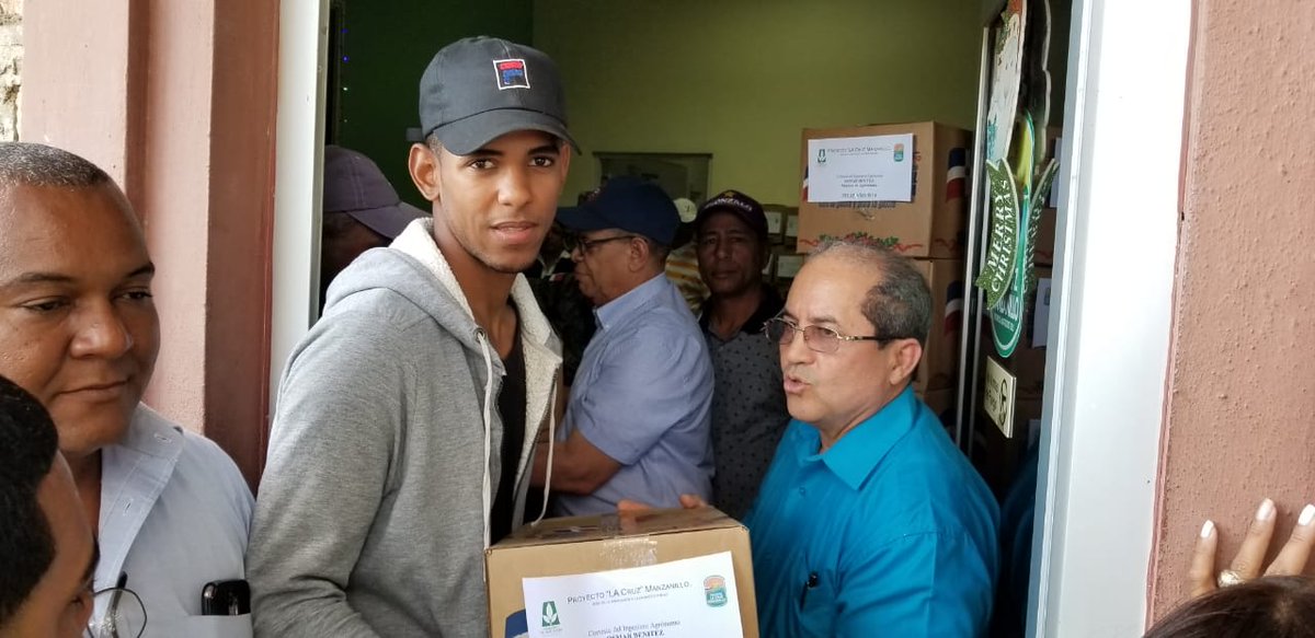 PLCM_RD's tweet photo. Equipo administrativo del Proyecto La Cruz de Manzanillo, encabezado por el Ing. Rafael Cruz Robles Administrador general, Fanny Then, Pepe Faña entregan cajas navideñas a los empleados del #PLCM.  
#FelizAño2020 #AgriculturaTrabaja https://t.co/dMP3GQds5Z